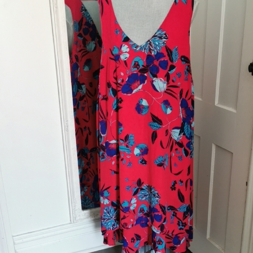 In every story Pennigtons floral sleeveless v front and back sundress. Size 1X.
